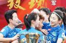 女足比赛全情投入，互不相让