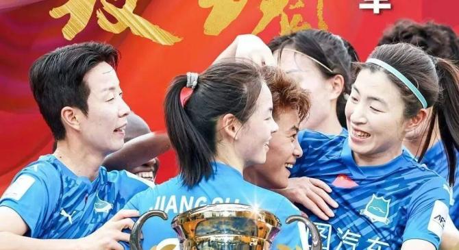 女足比赛全情投入，互不相让
